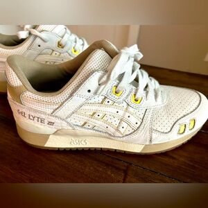White and gold ASICS men’s 7 women’s 8.5